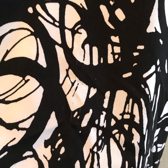 Torrid Black White Spiral Short Sleeve Blouse Size 0 aka Large - Picture 8 of 8